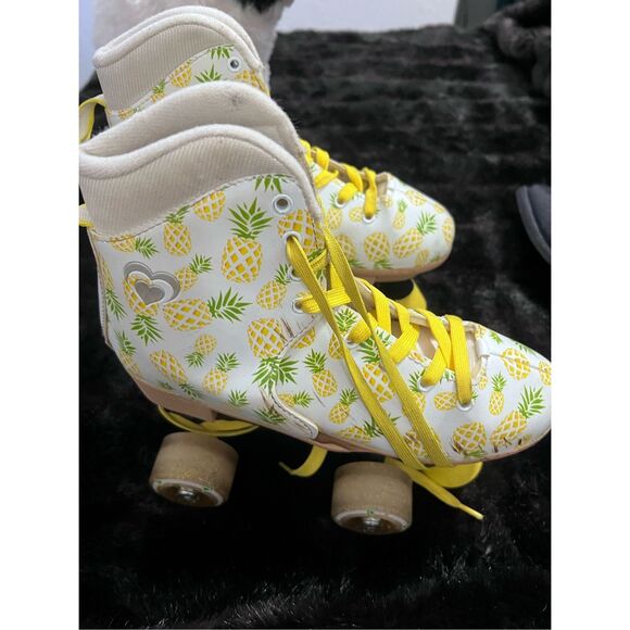 Circle Society Classic Adjustable Skate, pineapples size 3 - 7 - Picture 1 of 8